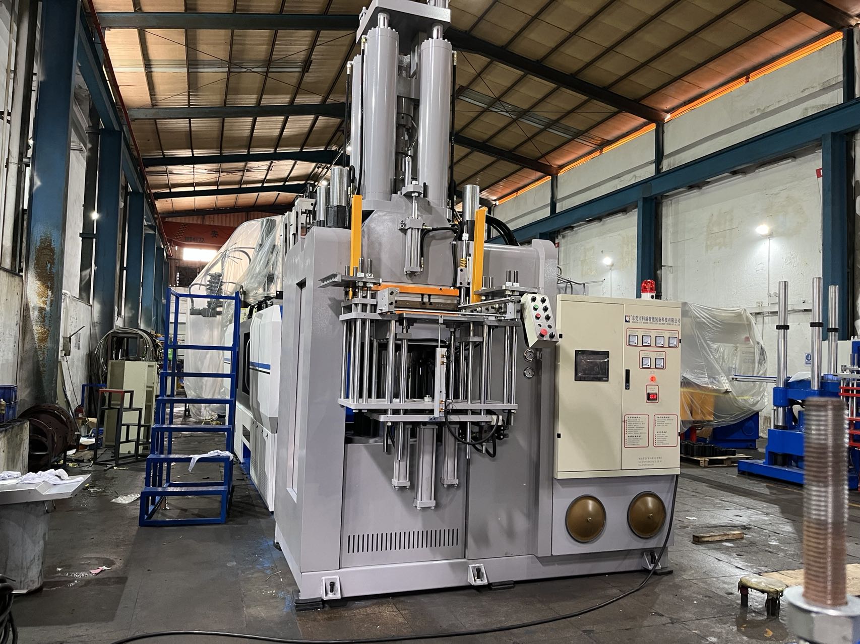 KSU立式橡膠射出機 (3).jpg